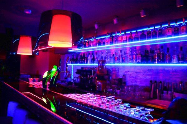 Faszinierende Lichteffekte verstärken das Nachtclub-Ambiente