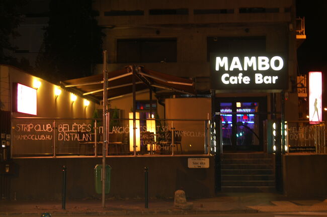 Mambo Cafe Bar logó a bejárat felett