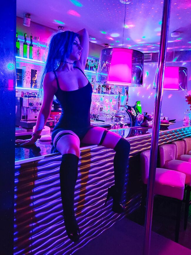 Unsere Striptease-Tänzerin sitzt an der Bar